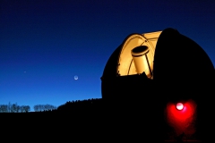Beobachtungskuppel-bei-Nacht