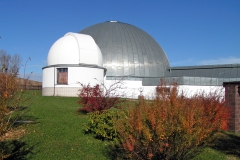 Beobachtungskuppel-im-Herbst